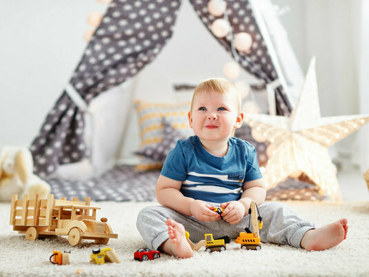 Kleinkind im Kinderzimmer.