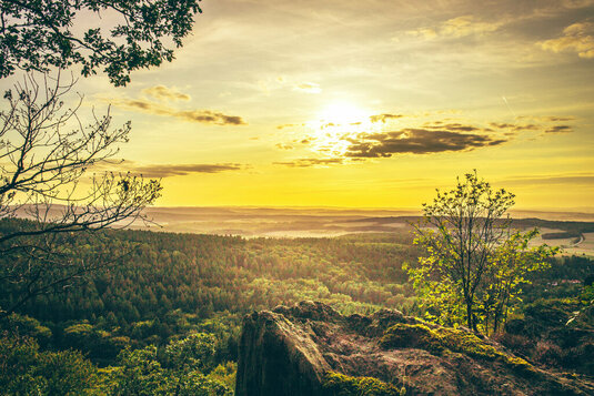 Landschaften-Aufnahmen-Natur-Laender-Dorf-Wald-Berge-01