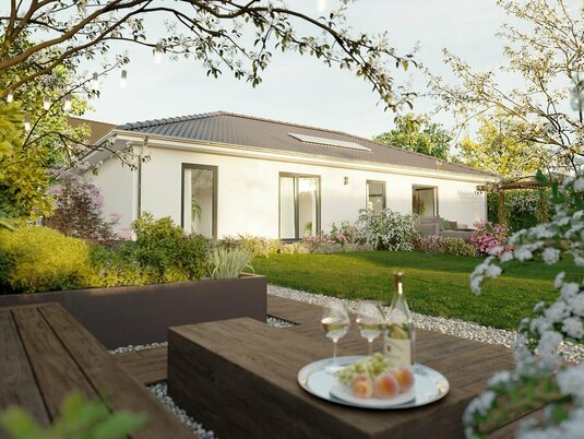 Der Bungalow ERA 131 mit Terrasse und Gartenansicht – ein Aktionshaus mit Vollausstattung und cleverem Grundriss