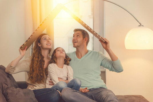 Familie glücklich im Eigenheim