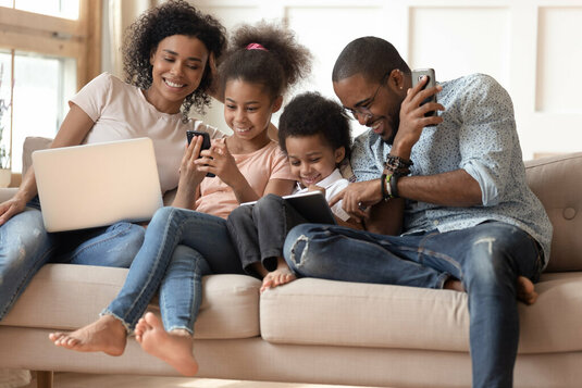 Familie auf Couch