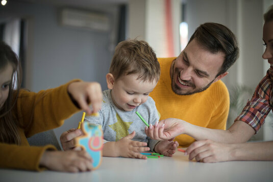 Vater mit Sohn in der Küche