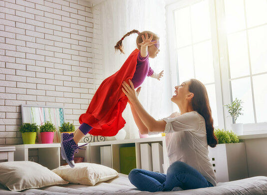 Mutter und Tochter spielen im Haus