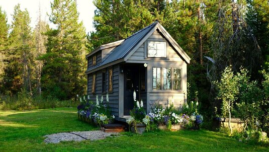 Tiny House mit Garten im Wald