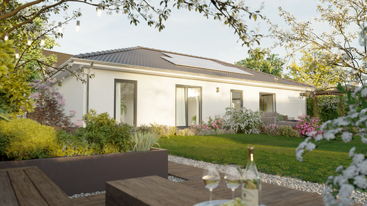 Massiv gebauter Bungalow ERA 131 mit bodentiefen Fenstern, Photovoltaikanlage und überdachter Terrasse bei Sonnenuntergang