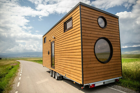 Tiny House auf Rädern am Straßenrand