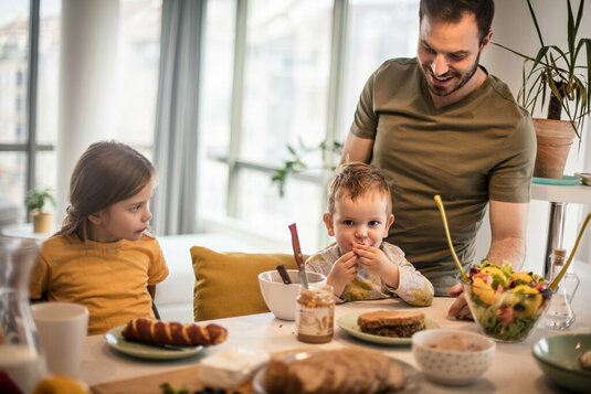 Familie gemeinsam in der Küche