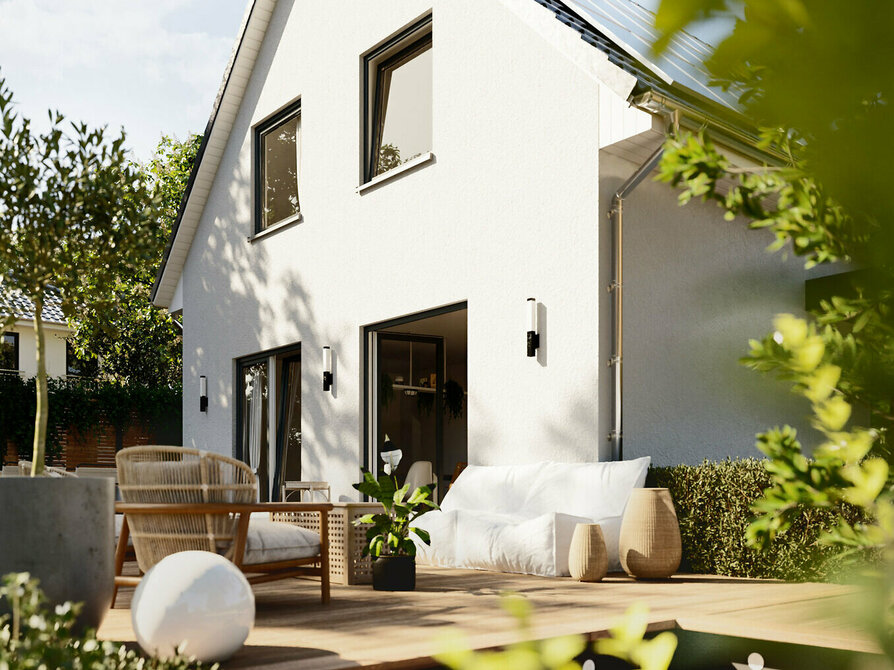 Detailansicht der Holzterrasse vom Raumwunder 90 mit Sitzmöbeln und Pflanzendekoration im Tageslicht