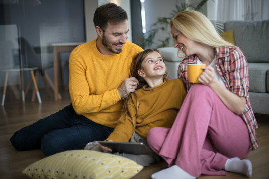 Familie sitzt auf Boden