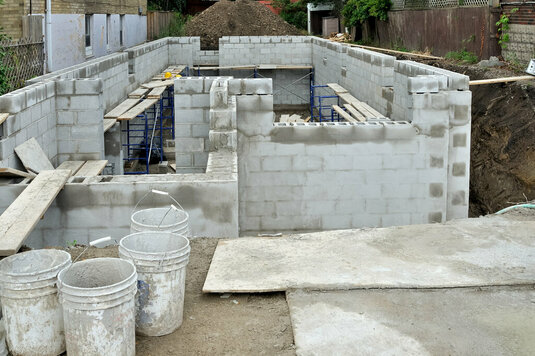 Da sich Fehler nie ganz vermeiden lassen, kann es beim Hausbau zu Baumängeln kommen.