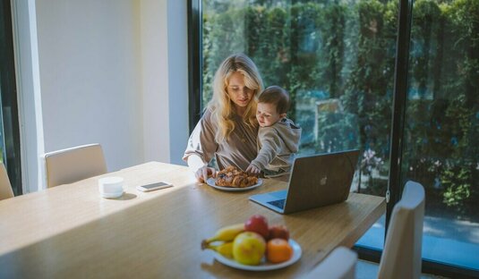 Mama mit Baby am Laptop