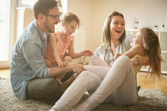 Glückliche Familie im Wohnzimmer