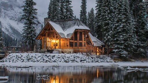 Holzhaus im Schnee