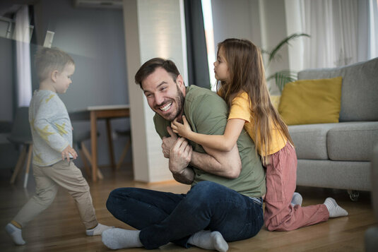 Vater mit Sohn und Tochter