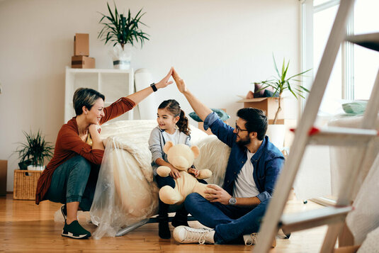 Familie im neuen Heim