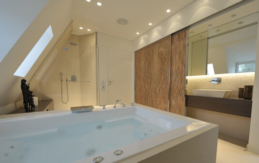 Fotolia_31156964_Subscription_L_01 Badezimmer mit Badewanne, Dusche und Waschbecken