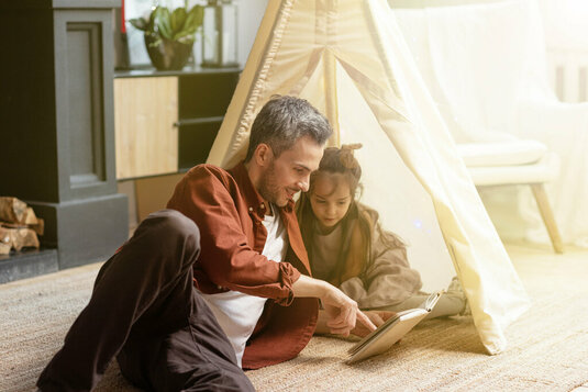 Vater und Kind beim Buch lesen