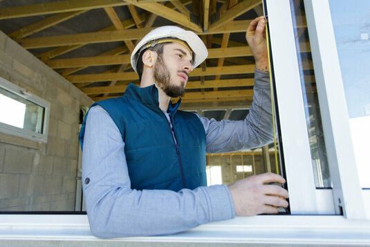 Bauherren werden mit Versicherungs- und Sicherheitsleistungen, aber auch durch unabhängige Qualitätskontrollen unterstützt.