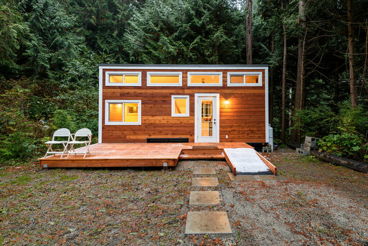 Kleines Tiny House aus Holz im Wald