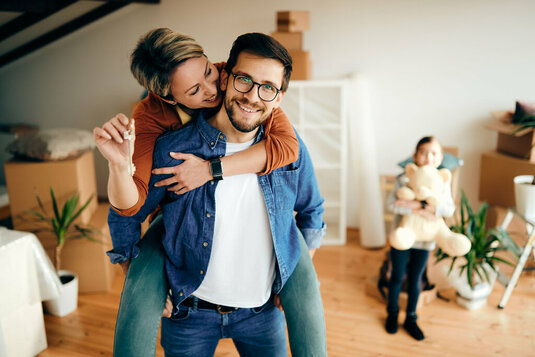 familie-29-umzug-haus-wohnung-kartons-12 Mutter umarmt Vater