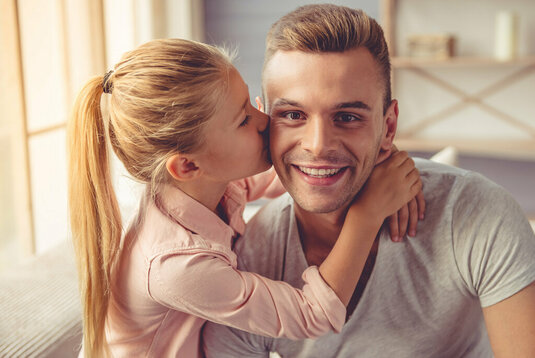 Vater und Tochter kuscheln