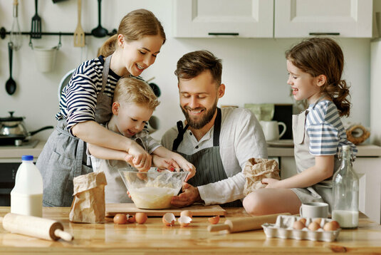 Glückliche Familie in der Küche