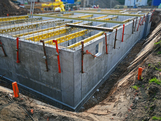 bauen-grundstueck-keller-hausbau-boden-ausheben-04