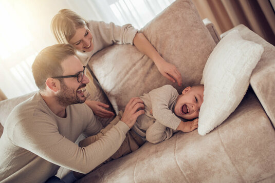 Glückliche Familie hat spass auf der Couch.