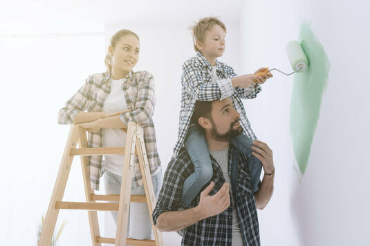 Familie beim renovieren