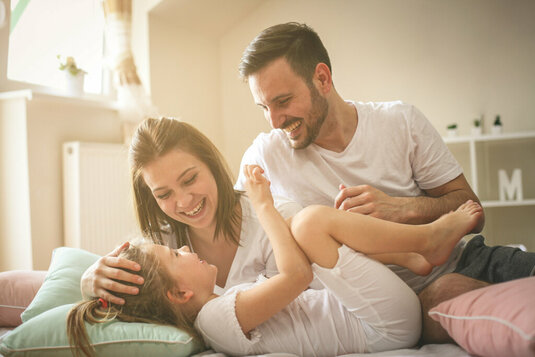 Glückliche Familie in Wohnzimmer