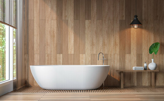 Badewanne im Holzzimmer