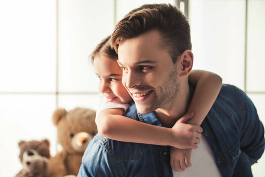 Vater und Tochter freuen sich über Ihr schlüsselfertiges Haus.