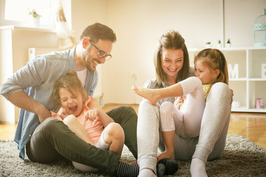 Lachende Familie in einer Wohnung