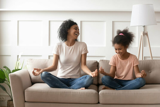 Mutter mit Tochter auf Couch