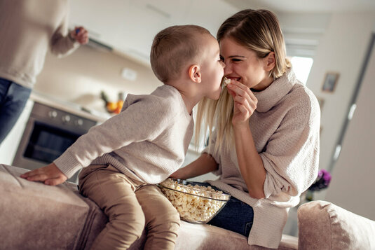 Haus-Familie-Wohnen-Serie-27-15 Mutter mit Tochter