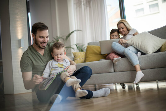 Familie auf Couch