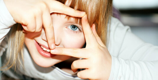 Fotolia_30303899_Subscription_L Mädchen mit Fingerzeichen