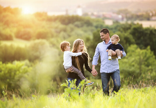 Familie laufen auf einen Hang