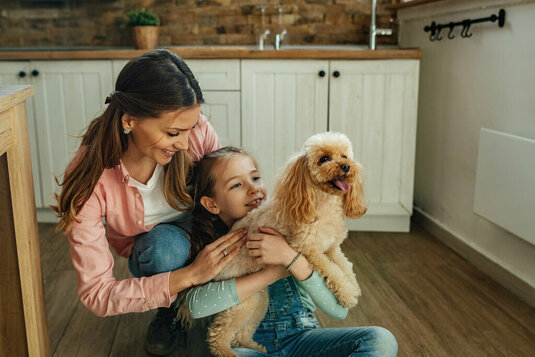 Familie mit Hund in der Küche eines Friesenhauses