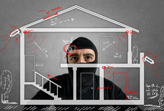 csm_Sicherheit-im-Haus_bb61e3c39a Einbrecher hinter einer Hausgrafik