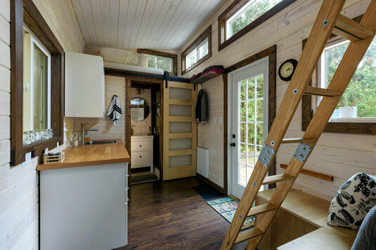 Inneneinrichtung eines Tiny Houses mit Badezimmer und Schiebetür