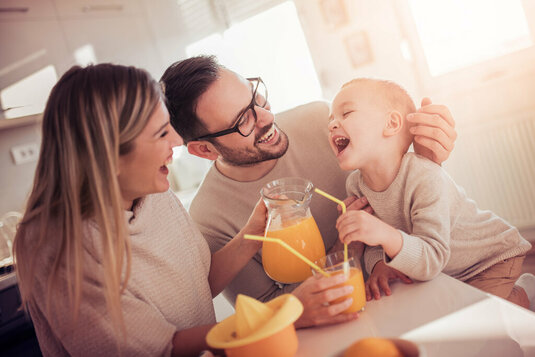 Familie mit Saft