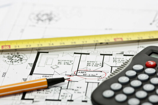 Eine professionelle Baubegleitung ist sinnvoll. Unterschiede gibt es bei leistungsumfang und Preisen.