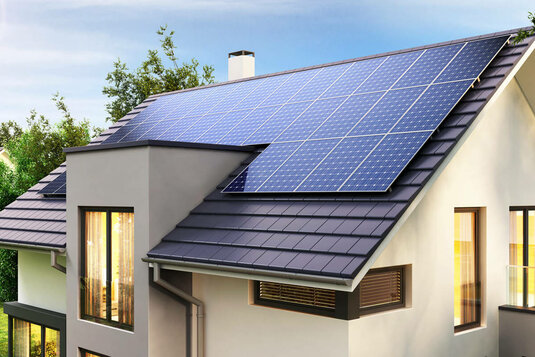 Plusenergiehaus mit Solaranlage auf dem Dach