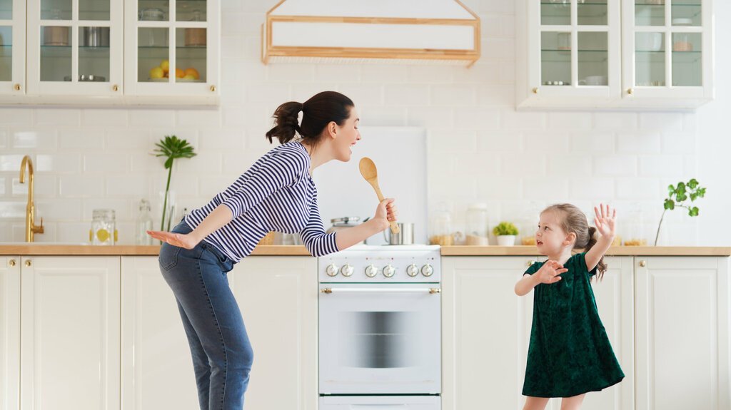 Schräg montierte Kopffreihaube über Herd sorgt für freie Sicht und modernes Küchendesign