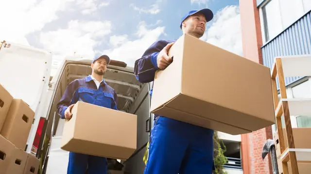 Professionelle Entrümpelung vor dem Einzug ins Eigenheim Ein erfahrenes Team entrümpelt ein leerstehendes Haus vor dem Einzug – für Klarheit, Struktur und einen sauberen Neuanfang.