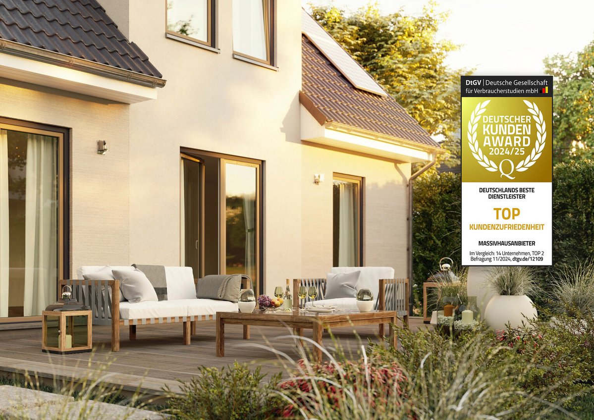 Town & Country Einfamilienhaus mit heller Fassade, Terrasse und grünem Garten im Abendlicht. Abgebildet ist das Modell Flair 134.