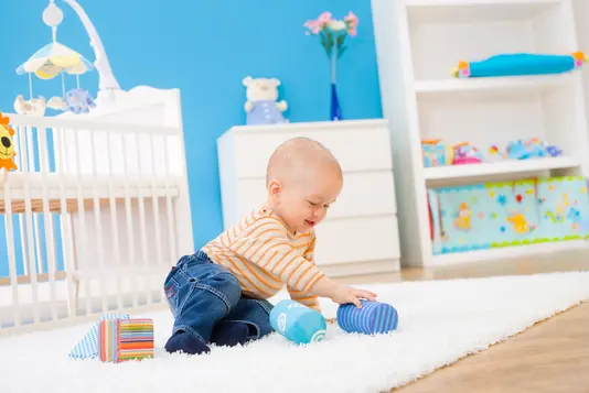 Baby mit Spielzeug