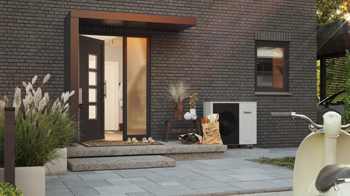 Wärmepumpe mit Dämmung für effizientes Heizen Moderne Wärmepumpe in Kombination mit guter Gebäudedämmung für effizientes Heizen, niedrige Betriebskosten und hohen Wohnkomfort