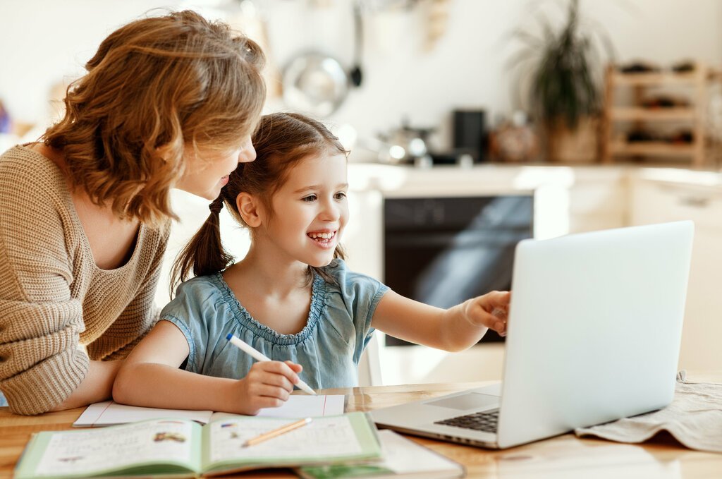Mutter und Tochter nutzen Laptop zur digitalen Immobilienvermarktung mit visueller Präsentation und zielgerichteter Ansprache